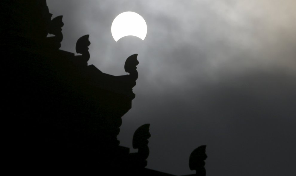 Los encuentros cercanos Tierra-Júpiter se producen cuando la órbita de la Tierra dobla a la órbita de Júpiter en su carrera alrededor del sol. Los astrónomos llaman a estos eventos "oposiciones de Júpiter" porque Júpiter y el Sol están en lados opuestos d