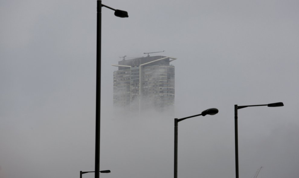 Un rascacielos de apartamentos residenciales se ve bajo la niebla en Hong Kong. REUTERS/Bobby Yip TPX IMAGES OF THE DAY