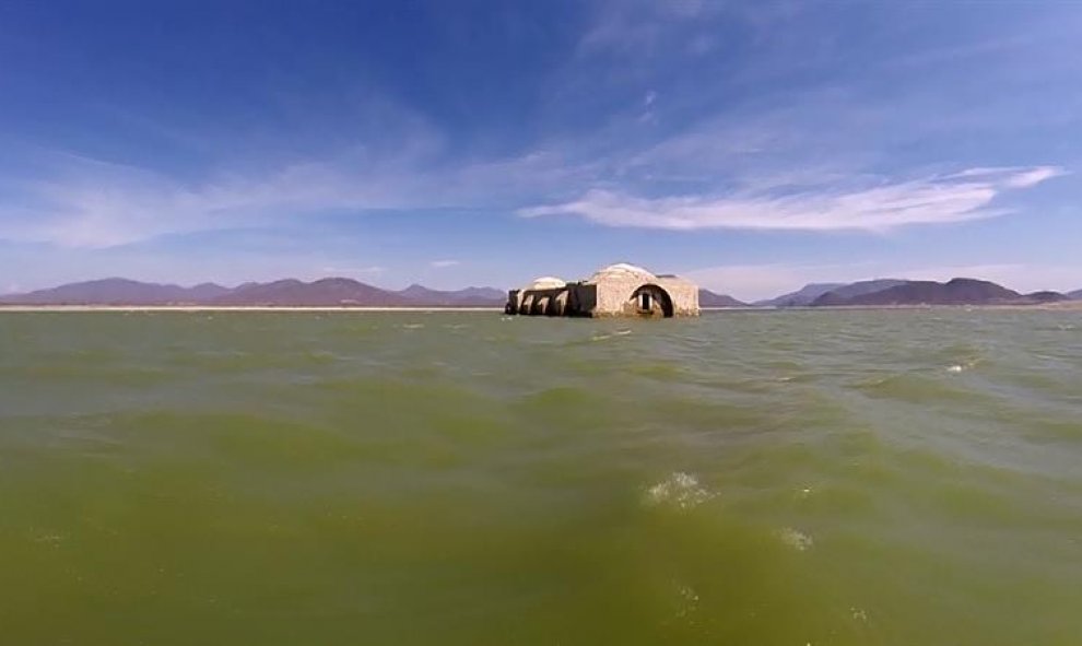 Un antiguo templo dominico resurge por la sequía de las aguas en la presa Benito Juárez, situada en el municipio de Jalapa del Marqués, en el estado mexicano de Oaxaca. EFE/STR