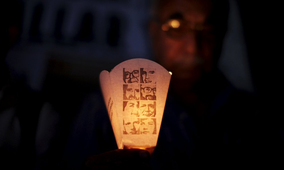 Activistas de los derechos civiles encienden velas en honor de seis sacerdotes jesuitas, que fueron asesinados durante la guerra civil de El Salvador. REUTERS/Jose Cabezas