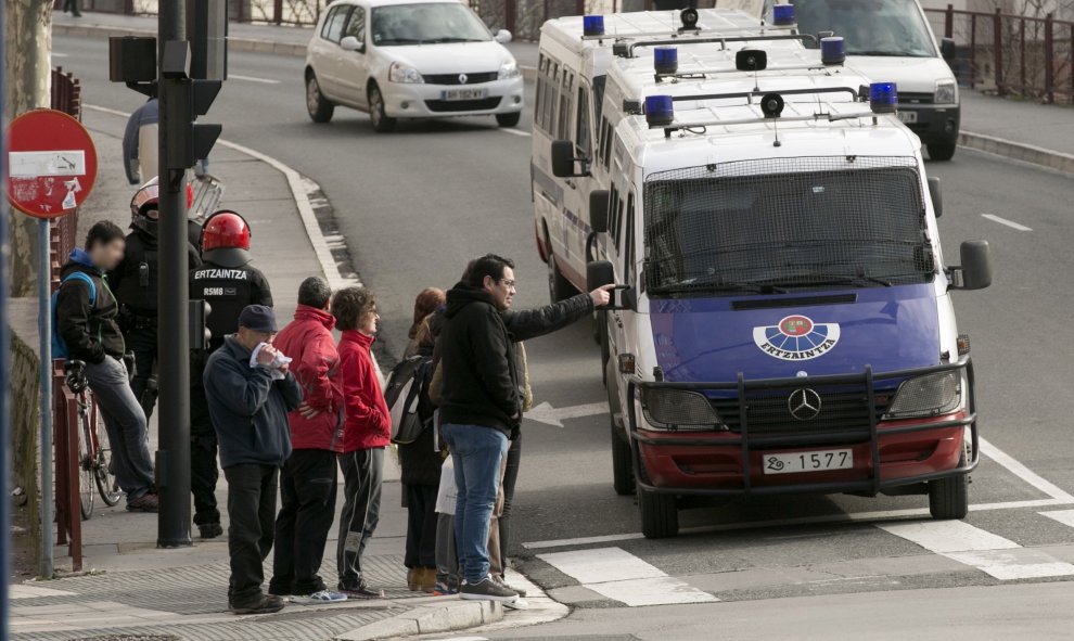 Agentes de la Ertzaintza identifican a una persona tras los incidentes que se han registrado hoy en el campus alavés de la Universidad del País Vasco (UPV/EHU) en Vitoria, en donde ha tenido lugar una jornada de lucha contra la Lomce convocada por Ikasle