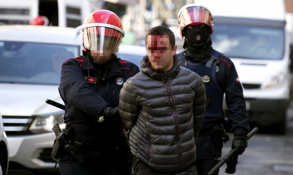 Uno de los seis jóvenes que han sido detenidos hoy en Vitoria por los agentes de la Ertzaintza, durante una huelga convocada por el sindicato estudiantil Ikasle Abertzaleak contra la Lomce, en la que se han producido graves incidentes, con destrozos en el