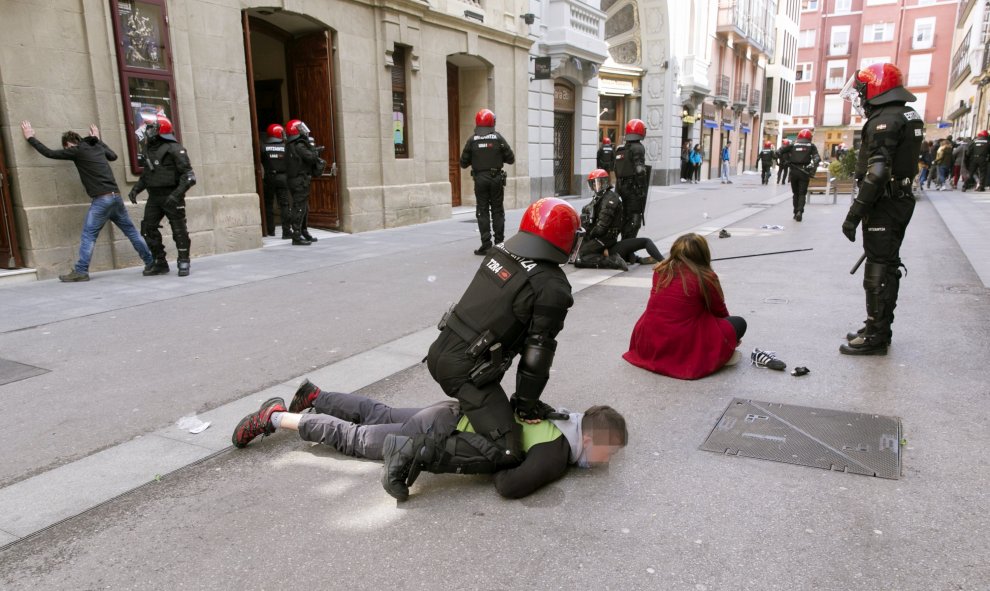 Ocho jóvenes han sido detenidos en Vitoria durante una huelga convocada hoy por el sindicato estudiantil Ikasle Abertzaleak contra la Lomce, durante la que se han producido graves incidentes, con destrozos en el mobiliario urbano, ataques a varias sedes b