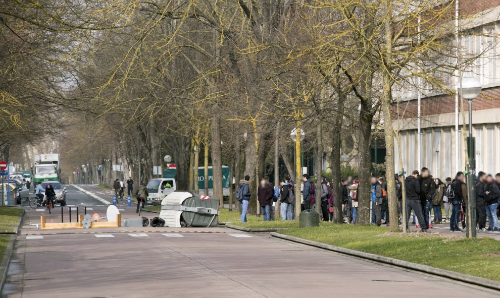 Grupos de estudiantes han cortado el tráfico durante los incidentes que se han registrado en el campus alavés de la Universidad del País Vasco (UPV/EHU) en Vitoria, en donde ha tenido lugar una jornada de lucha convocada por Ikasle Abertzaleak contra la L