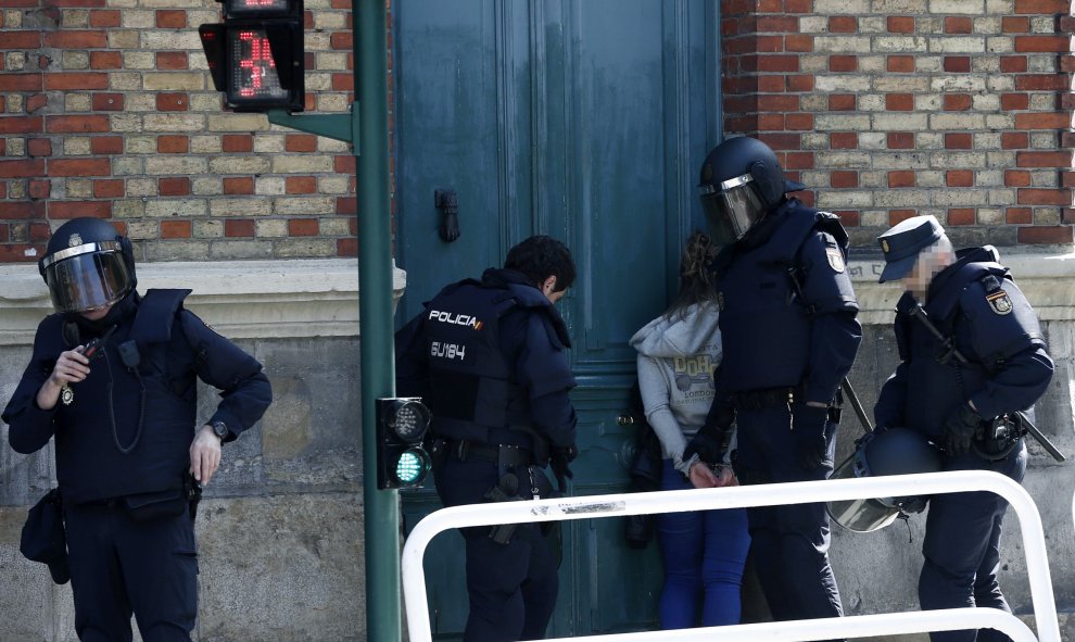 Efectivos de la Policía Nacional detienen a una persona durante los incidentes que se han producido en Pamplona al termino de una manifestación de estudiantes que se ha celebrado en Pamplona en el marco de una jornada de protestas convocada por la organiz