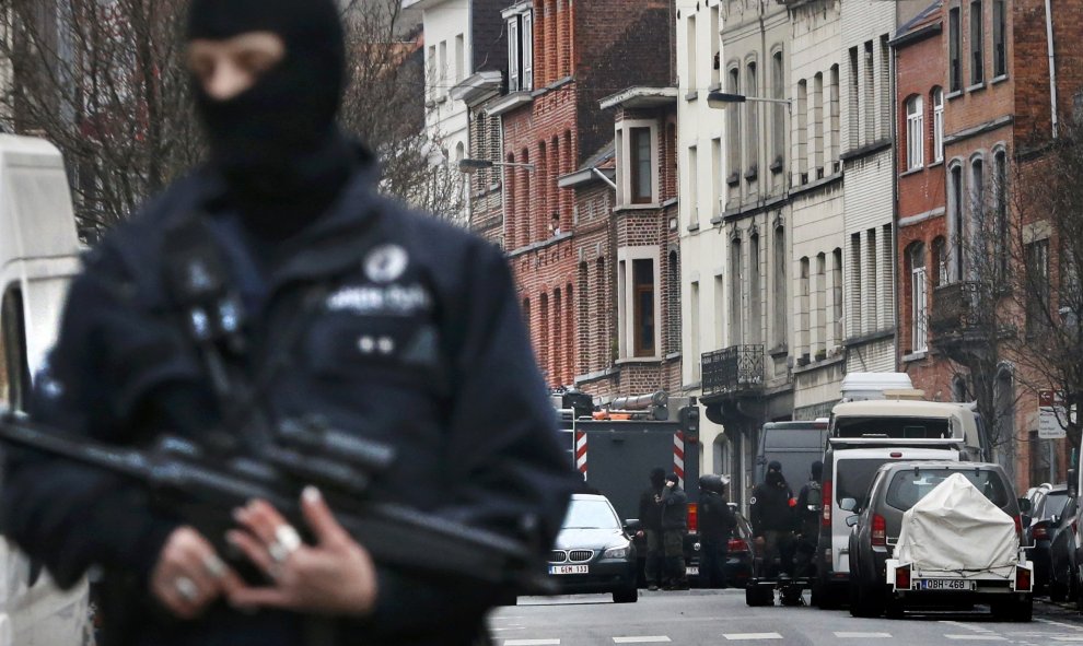 La policía durante una operación de seguridad en el barrio de Molenbeek en Bruselas, Bélgica. REUTERS/Francois Lenoir