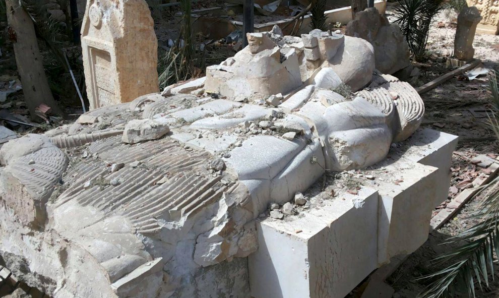 Una estatua antigua dañada a la entrada del Museo de Palmira. REUTERS/SANA