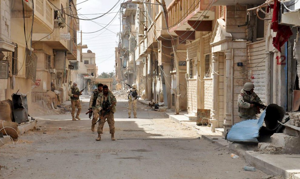 Soldados leales al presidente sirio Bashar al-Assad caminan por las calles de Palmira, tras expulsar a los militantes del Estado Islámico. REUTERS/SANA