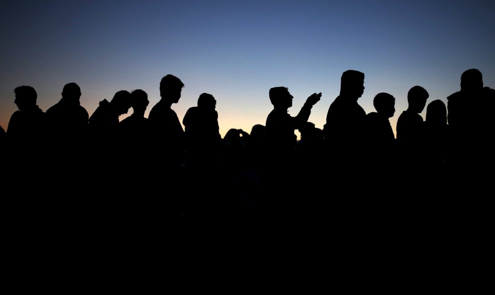 Los refugiados hacen cola para recoger la comida, Grecia. REUTERS/Marko Djurica