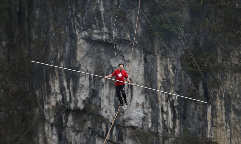 El suizo Freddy Nock camina sobre una cuerda floja durante una competición en el condado de Wulong, Chongqing, China. REUTERS/China Daily