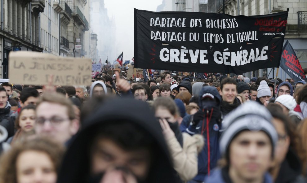 Universitarios franceses asisten a una manifestación en contra de la propuesta de la legislación laboral francesa. REUTERS