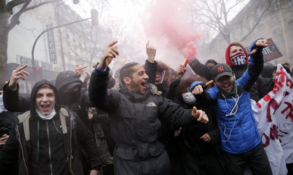 Universitarios franceses asisten a una manifestación en contra de la propuesta de la legislación laboral francesa en París. REUTERS