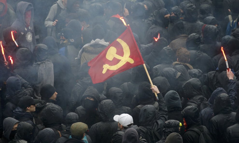 Universitarios franceses asisten a una manifestación en contra de la propuesta de la legislación laboral francesa. REUTERS