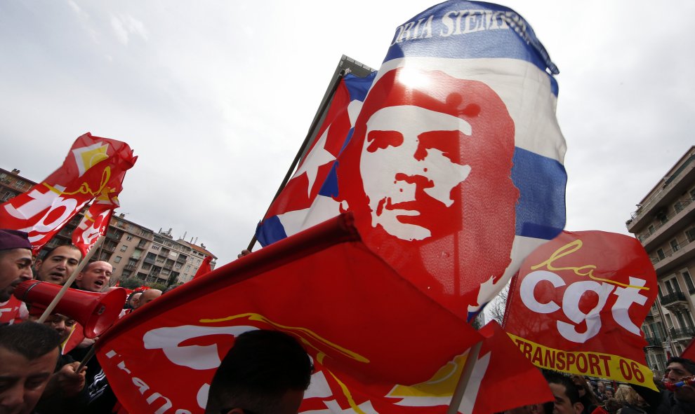 Banderas de CGT que muestran un retrato del Che Guevara durante una manifestación en contra de la reforma laboral francesa en Niza, Francia./ REUTERS / Eric Gaillard