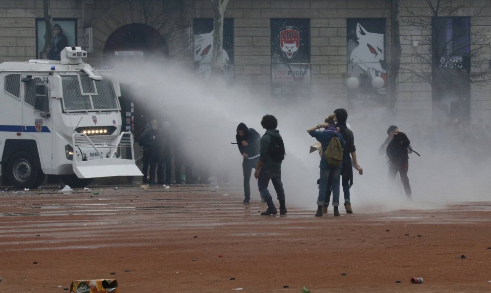 La policía francesa dirige un cañón de agua hacia los jóvenes durante una manifestación en contra de la reforma laboral francesa en Lyon, Francia. REUTERS / Robert Pratta