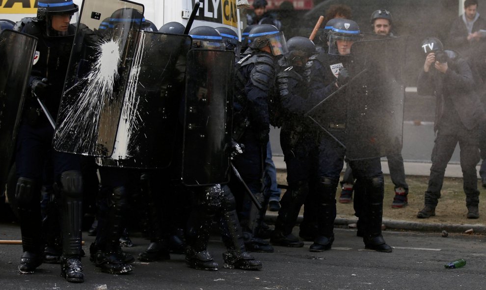 Tras la gran marcha del pasado jueves, centenares de manifestantes, en su mayor parte jóvenes, mantuvieron la protesta con acampadas en la parisiense plaza de la República, lo que ha mantenido viva la llama de la oposición a la llamada "ley El Khomri", co