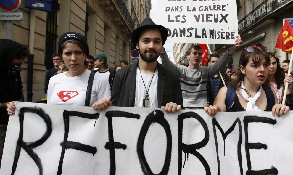 Estudiantes participan en una protesta contra la reforma laboral en Marsella (Francia). EFE/Guillaume Horcajuelo