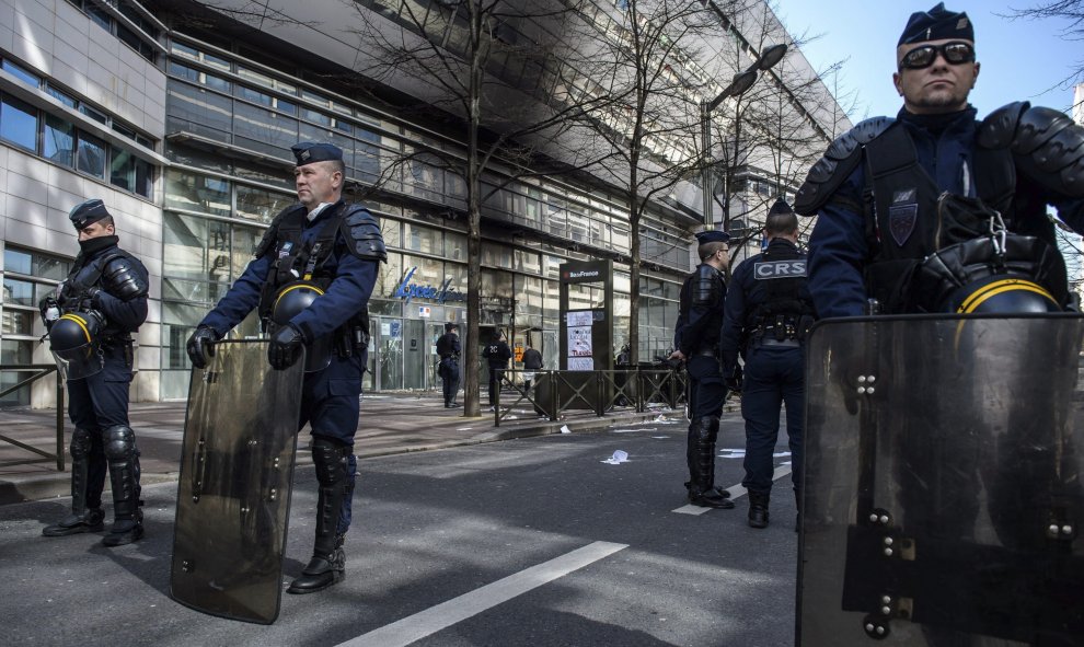 Agentes antodisturbios galos permanecen en guardia ante el Liceo Léonard de Vinci tras los enfrentamientos con estudiantes durante una protesta contra la reforma laboral del presidente, François Hollande, en París. EFE/CHRISTOPHE PETIT TESSON