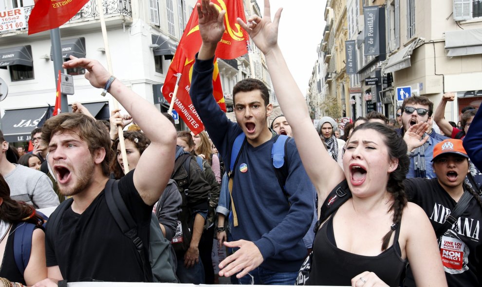 Estudiantes participan en una protesta contra la reforma laboral en Marsella. EFE/Guillaume Horcajuelo