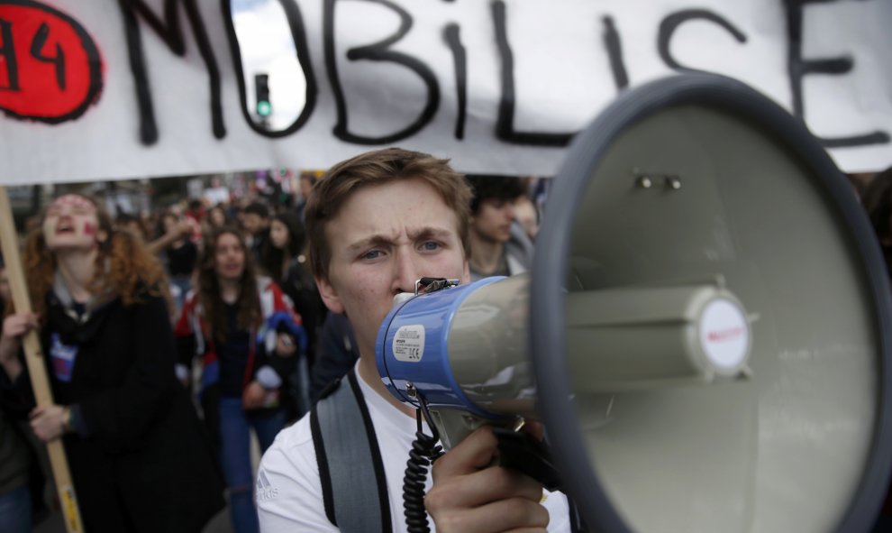 Estudiantes participan en una protesta contra la reforma laboral en París.  REUTERS/Christian Hartmann