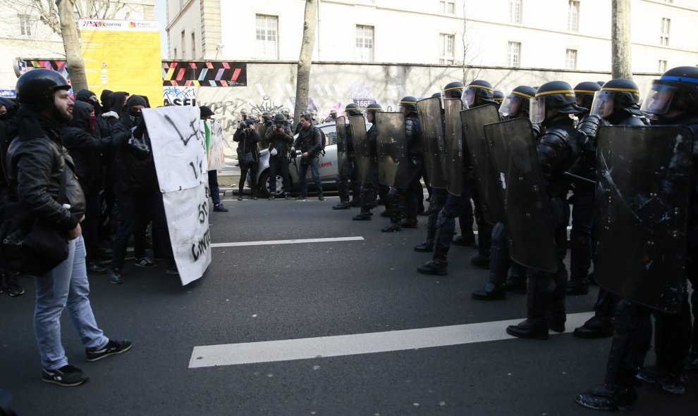 Manifestantes se enfrentan a la policía durante una protesta contra la reforma laboral del presidente, François Hollande, en París. EFE/ETIENNE LAURENT