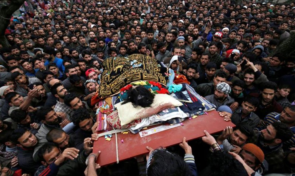 Cachemires portan el cadáver del supuesto rebelde Bilal Ahmed Bhat durante su multitudinario funeral en la población de Karimabad, al sur de Srinagar, capital estival de la Cachemira controlada por la India. EFE/Farooq Khan