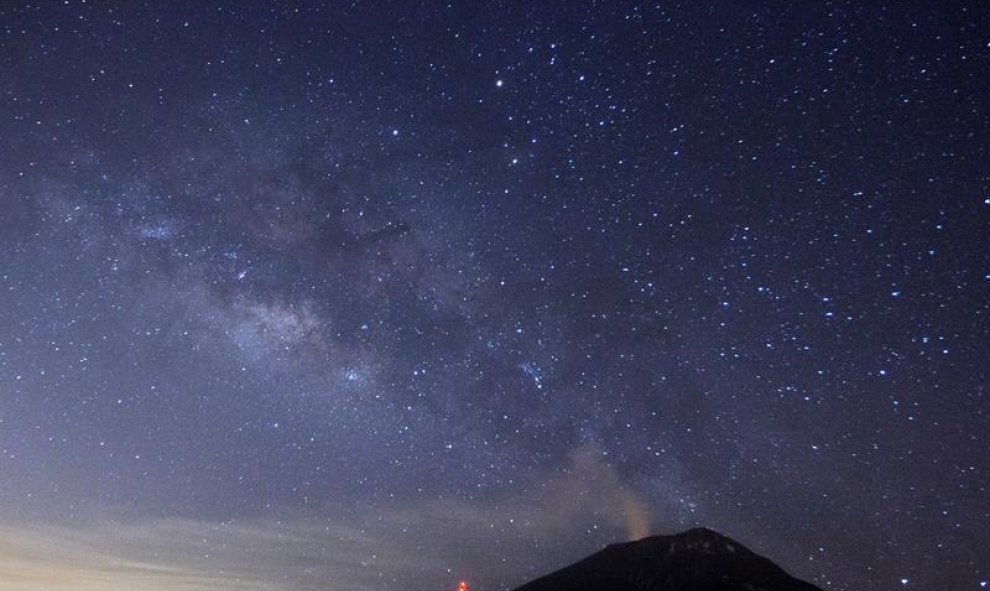 Vista general del volcan Popocatepetl que muestra una aparente calma, desde Paso de Cortés en el estado de Puebla (México). EFE/Francisco Guasco