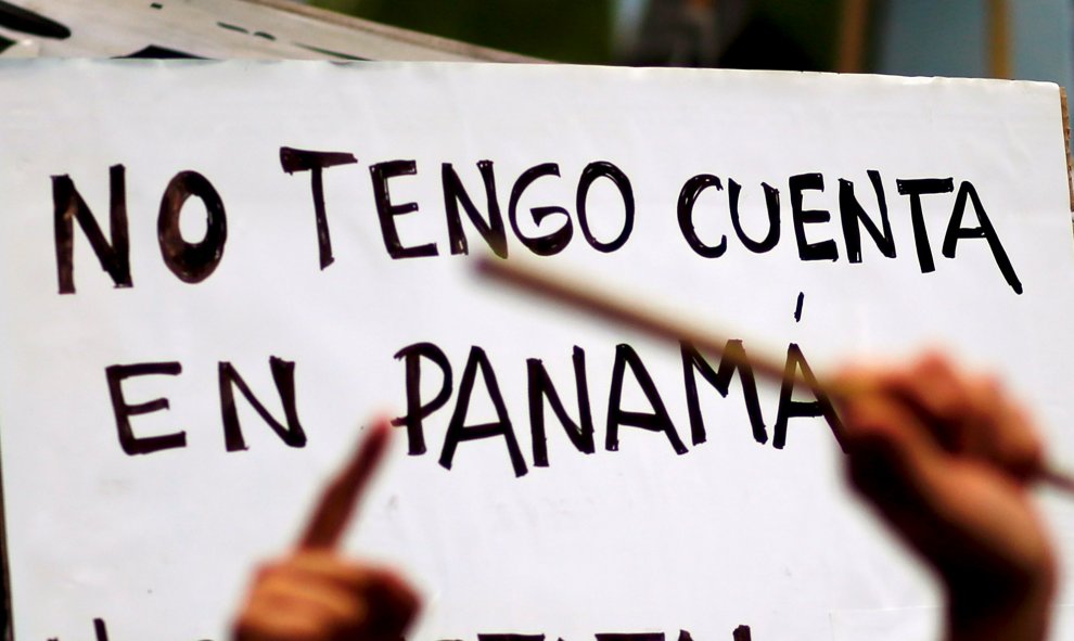 Cartel en una protesta contra los despidos frente al Ministerio de Trabajo en Buenos Aires. REUTERS/Marcos Brindicci