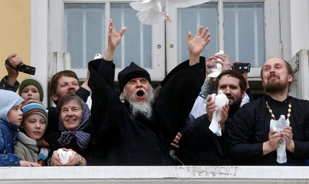 El obispo de la Iglesia Ortodoxa Rusa Panteleimon y otros sacerdotes liberan palomas durante la celebración de la Anunciación en la iglesia de San Príncipe Dmitri en Moscú. EFE/Sergei Chirikov