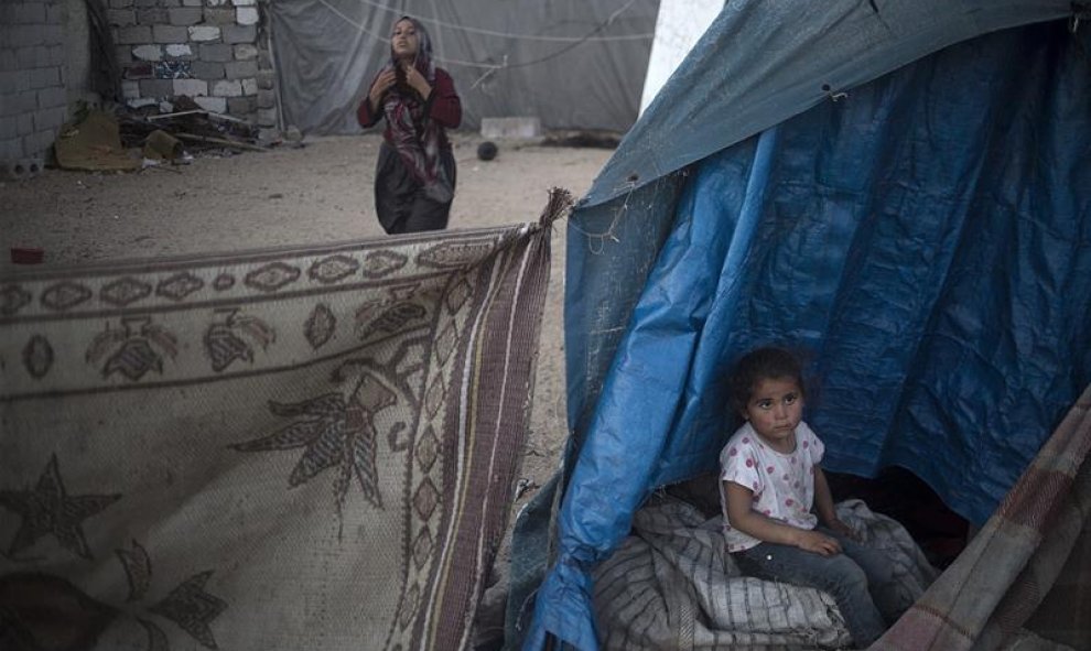 Una niña Palestina en su casa del distrito de Khan Younis, en el suroeste de la Franja de Gaza, Palestina. EFE/Mohammed Saber