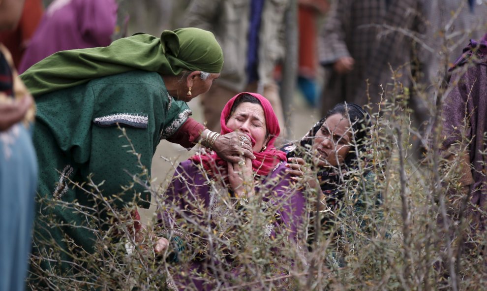 Mujeres musulmanas se lamentan durante un funeral en el pueblo de Pehlipora, en Cachemira. REUTERS/Danish Ismail