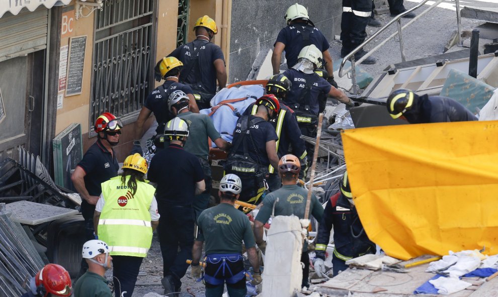 Efectivos de la Unidad Militar de Emergencia (UME) y los Bomberos recuperan el cadáver de una mujer que ha sido localizado entre los escombros del edificio que se ha derrumbado en la localidad tinerfeña de Los Cristianos, en el municipio de Arona. REUTERS