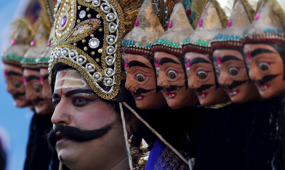 Un bailarín tradicional en el evento que tuvo lugar con el Primer Ministro tailandés  Prayuth Chan-ocha en Bangkok, Tailandia. REUTERS/Chaiwat Subprasom