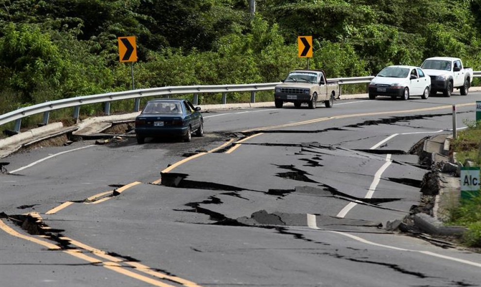 El terremoto de Ecuador ha dejado varias vías en mal estado y muchos vehículos permanecen sobre ellas. EFE/José Jácome