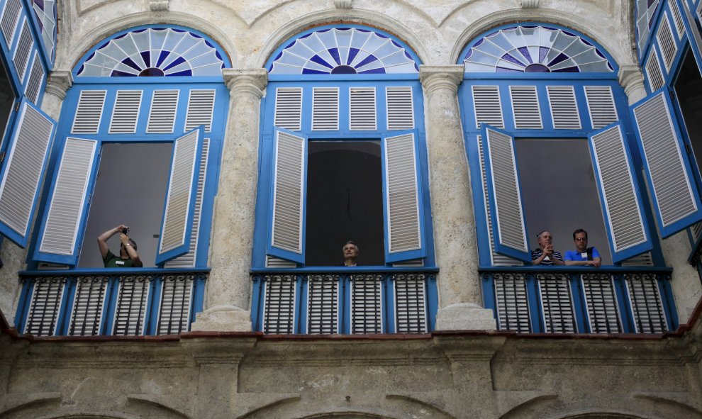 Un grupo de arquitectos estadounidenses observan desde un balcón de La Vieja Habana, Cuba. REUTERS/Enrique de la Osa