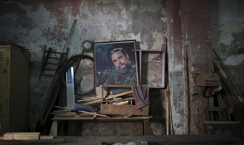 Una imagen del ex presidente de Cuba Fidel Castro decora una pared de una carpintería estatal en La Habana, Cuba. REUTERS/Alexandre Meneghini