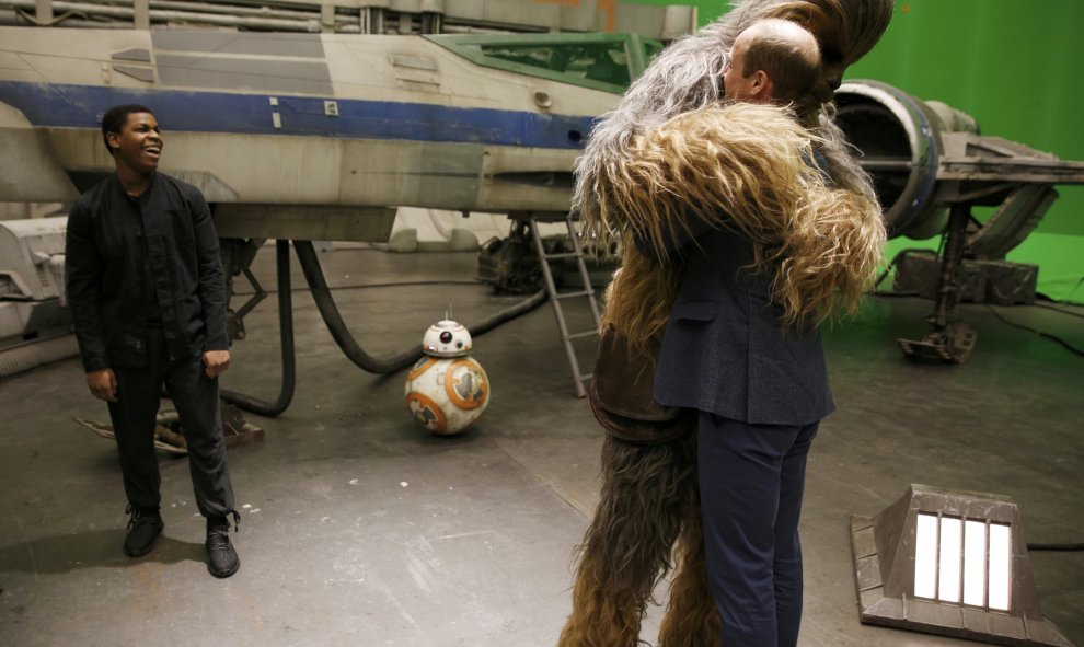 El príncipe William abraza a Chewbacca durante una visita a los estudios de Star Wars, al oeste de Londres. REUTERS