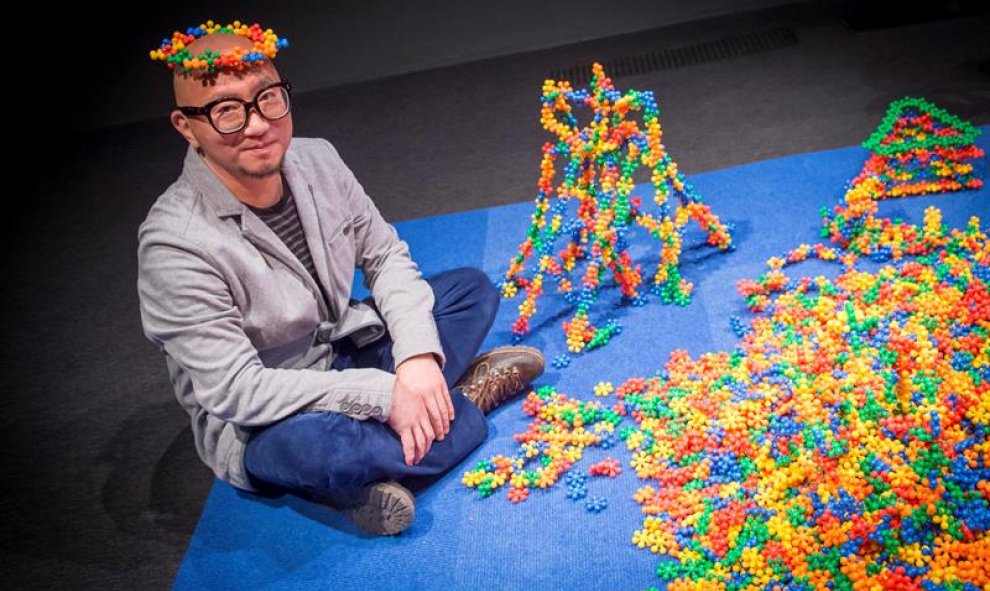 El artista coreano Choi Jeong posa junto a su trabajo "The Open Flower" expuesto en su exposición "Happy Together" en el Museo de Arte Contemporáneo Kiasma en Helsinki, Finlandia. EFE/Markku Ojala