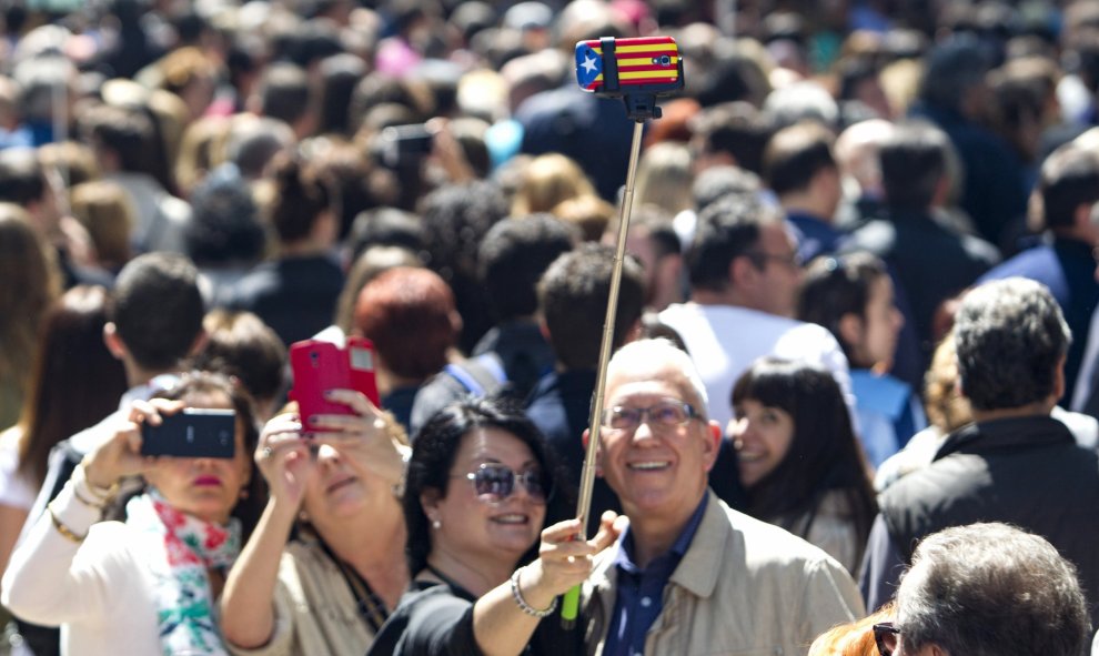 Una pareja se realiza un selfie en plena feria del libro. EFE/Quique García