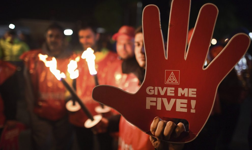 Trabajadores de Ford participan en una huelga nocturna en Colonia, Alemania. EFE/Federico Gambarini