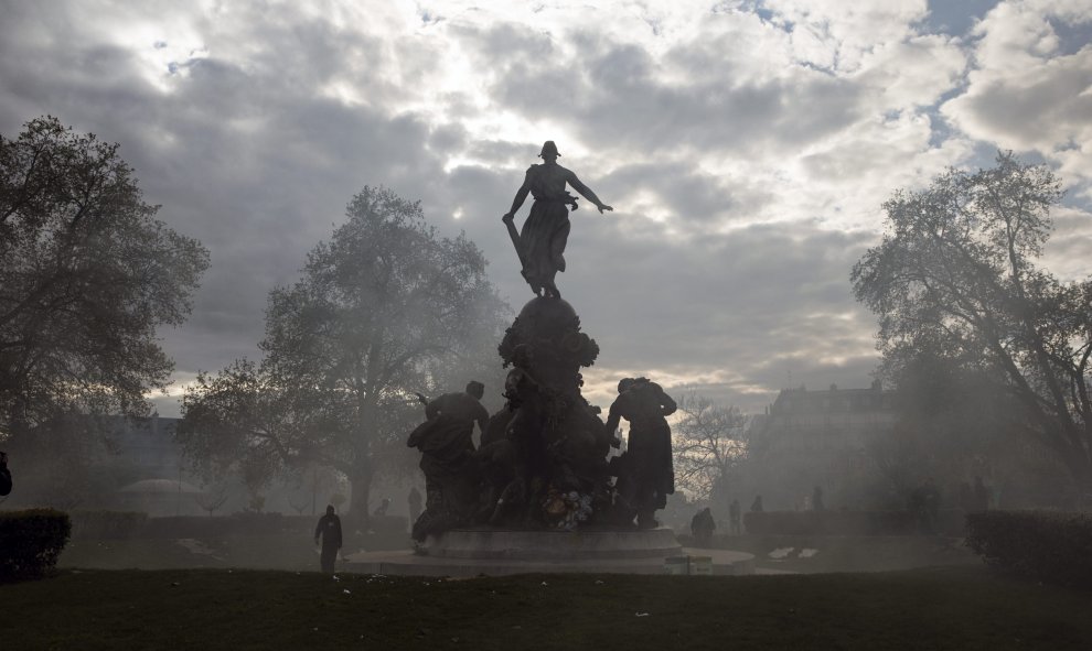 Un grupo de manifestantes se enfrentan a la policía durante una manifestación contra la reforma laboral del Gobierno socialista en la Plaza de la Nación en París. EFE/Etienne Laurent