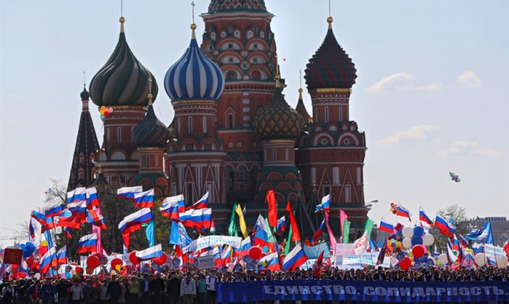 Los participantes de la marcha por el Día Internacional de los Trabajadores en Moscú, Rusia, muestran una pancarta en la que puede leerse "Unidad, solidaridad y derechos humanos". Más de 90.000 personas han acudido a la celebración en Moscú. EFE/EPA/SERGE