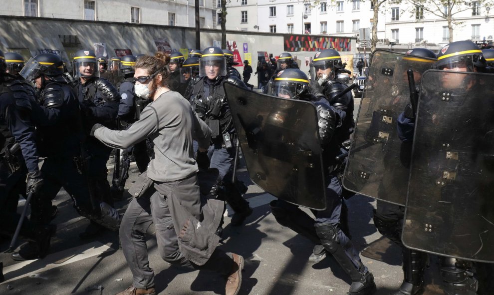 Policías antidisturbios franceses avanzan con escudos para hacer retroceder a los jóvenes que protestan en contra de la propuesta de la legislación laboral francesa durante la marcha del Primero de Mayo.-REUTERS / Philippe Wojazer