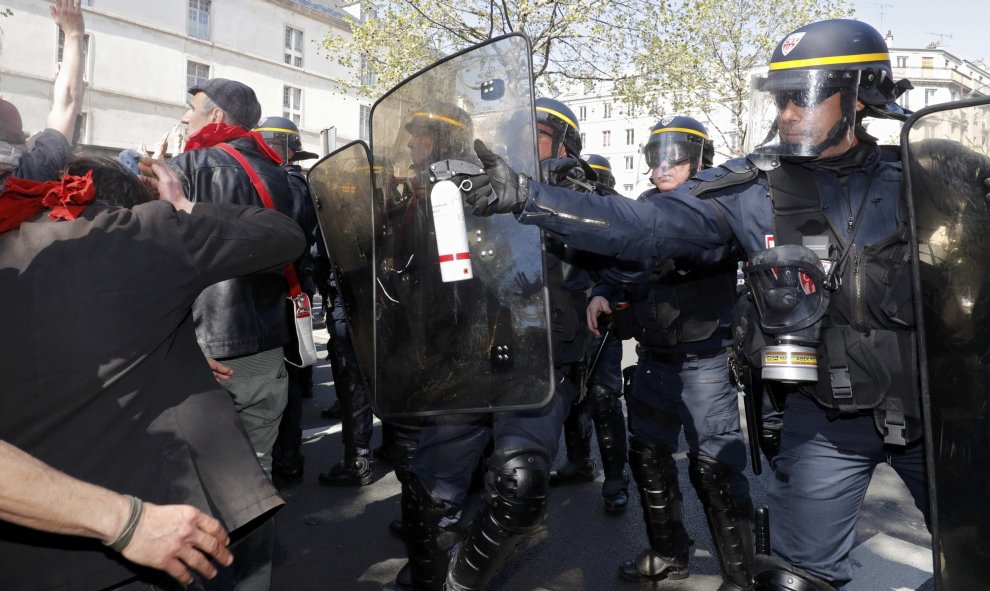 Policías antidisturbios franceses avanzan con escudos para hacer retroceder a los jóvenes que protestan en contra de la propuesta de la legislación laboral francesa durante la marcha del Primero de Mayo.-REUTERS / Philippe Wojazer