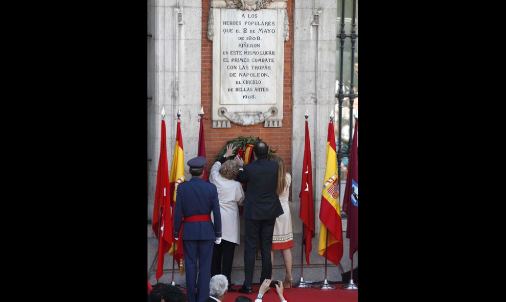 El presidente del Gobierno en funciones, Mariano Rajoy, la presidenta de la Comunidad de Madrid, Cristina Cifuentes, y la alcaldesa de Madrid, Manuela Carmena, colocan una corona en homenaje a los caídos de 1808 en lucha contra las tropas francesas, duran