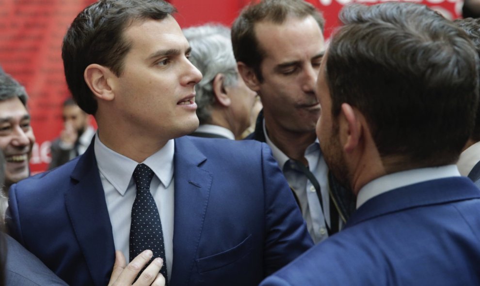 El presidente de Ciudadanos, Albert Rivera (i), durante el acto de imposición de Medallas y Condecoraciones de la Orden del Dos de Mayo, con motivo del Día de la Comunidad de Madrid, en la Real Casa de Correos. EFE/Zipi