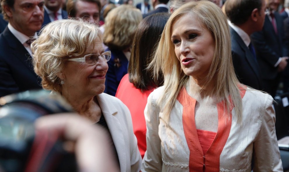 La presidenta de la Comunidad de Madrid, Cristina Cifuentes, y la alcaldesa de la capital, Manuela Carmena, conversan durante el acto de imposición de Medallas y Condecoraciones de la Orden del Dos de Mayo, con motivo del Día de la Comunidad. EFE/Zipi