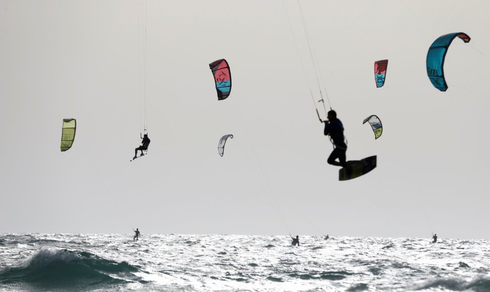 Kitesurf en el Mar Mediterráneo en Tel Aviv, Israel. REUTERS/Baz Ratner