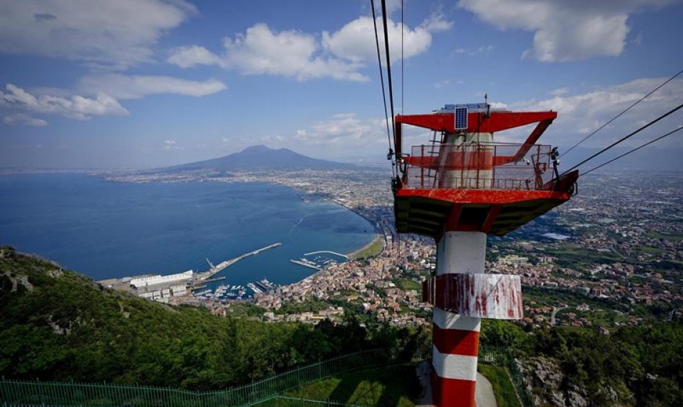 Teleférico entre la estación de Castellammare di Stabia y la montaña Faito durante su reapertura tras años de renovación en Nápoles, Italia. EFE/Ciro Fusco