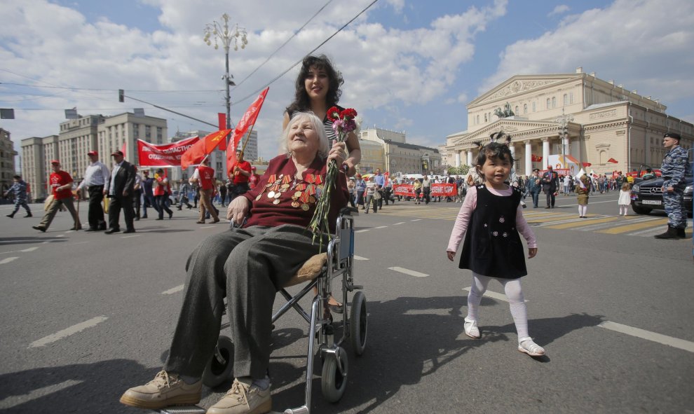 Una veterana de la II Guerra Mundial asiste a las celebraciones del Día de la Victoria en Moscú. REUTERS/Maxim Shemetov